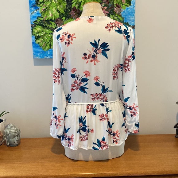 Pretty Lucky Brand wrap top with side tie and front snap. Med. - Picture 5 of 12